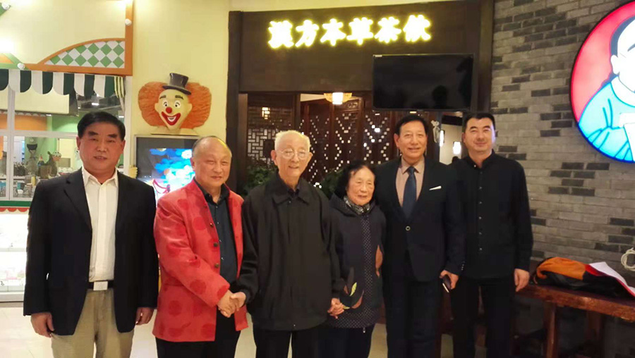 中央保健局原局長(zhǎng)王敏清局長(zhǎng)和葫濟(jì)堂創(chuàng)始人胡德升先生一起品嘗食療餐飲交流中醫(yī)食療技術(shù)
