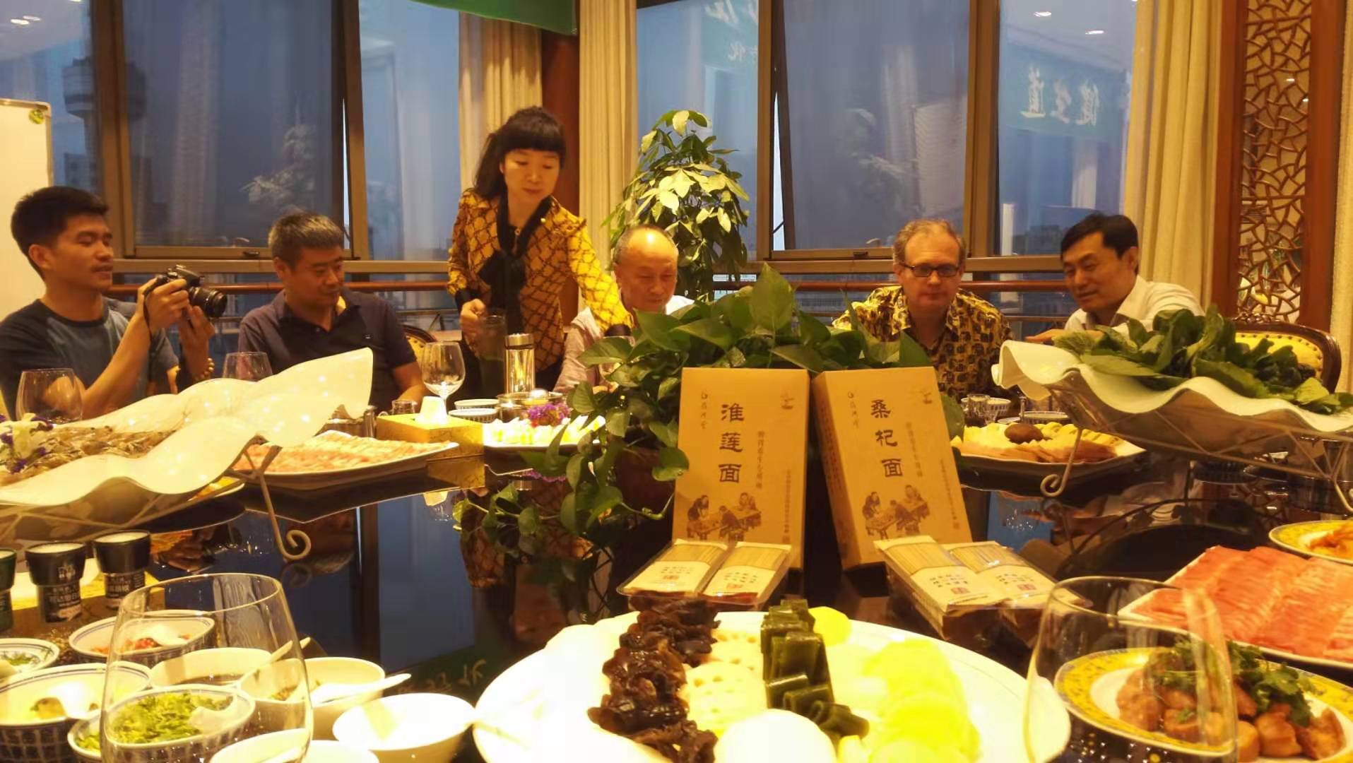 中國企業報吳昀國與牛津大學東西方戰略交流學會會長易思男爵共同參加葫濟堂在北京皇苑酒店開展的中醫健康養生沙龍